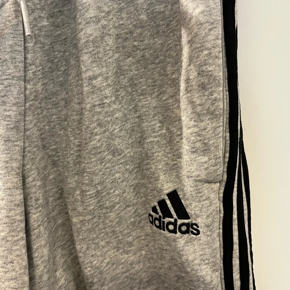 Adidas MEN ESSENTIALS FLEECE 3-STRIPE ATHLETIC SHORTS